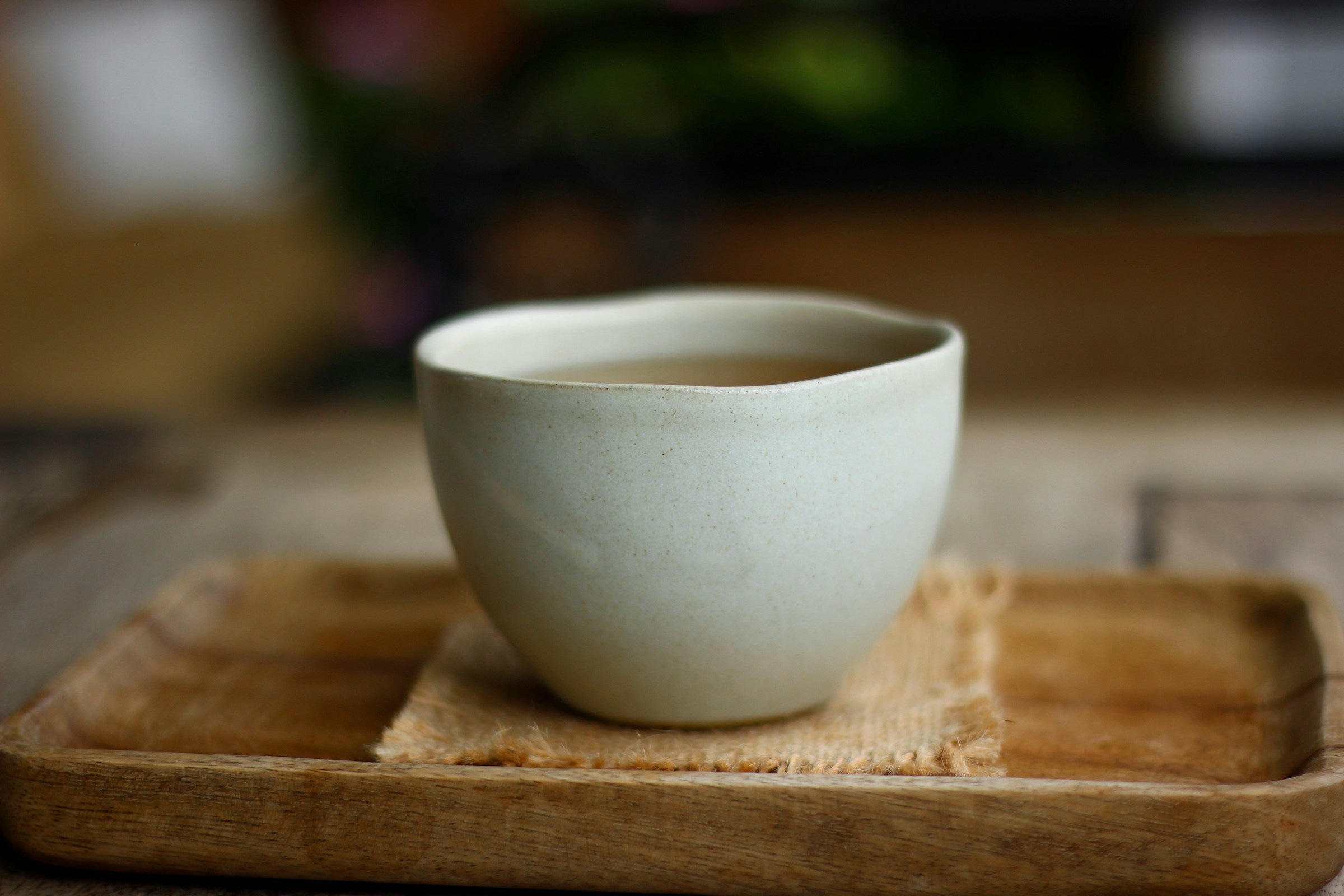 Tasse de tisane en céramique sur plateau bois, préparée à l'arrivée