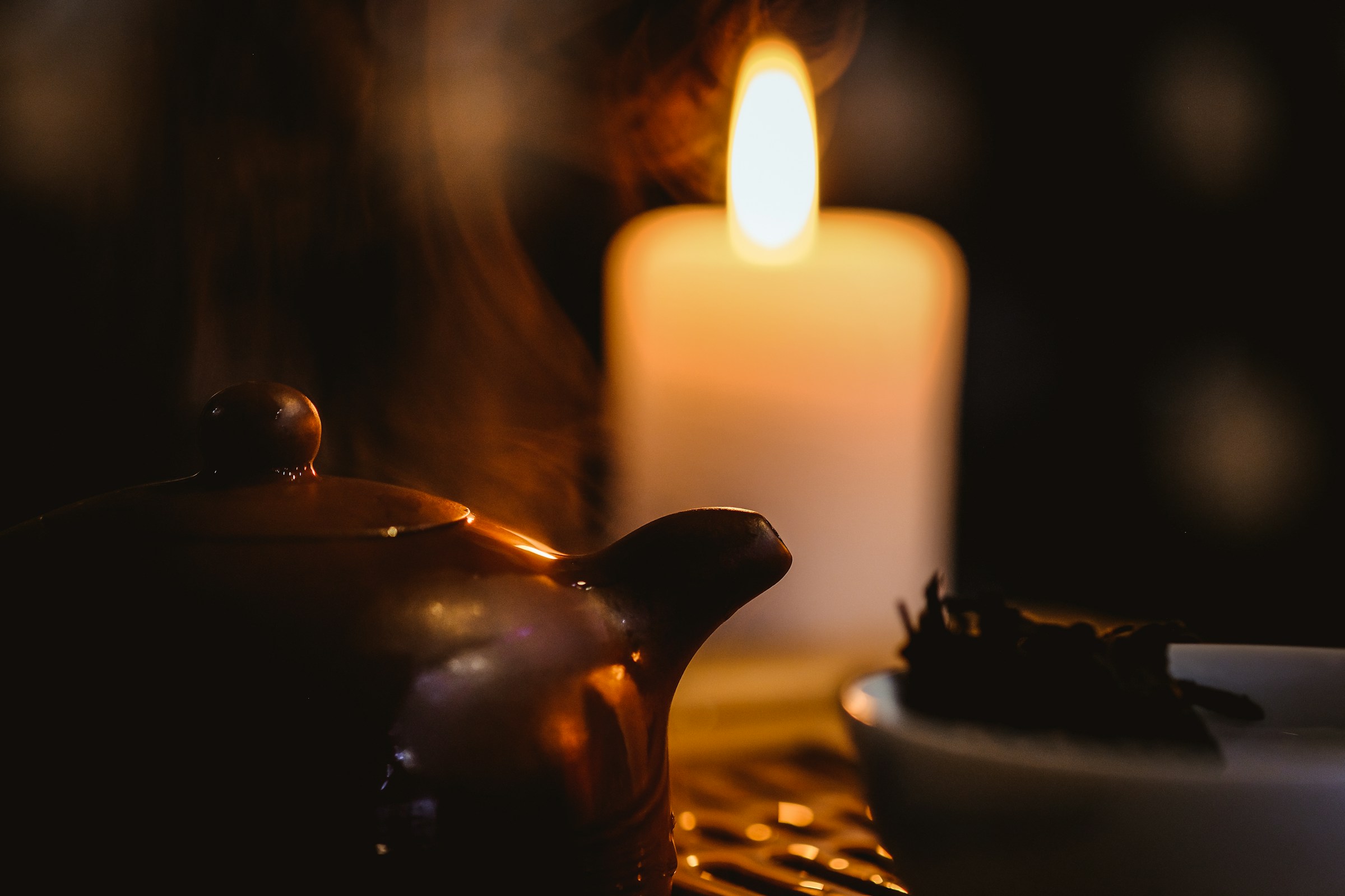 Tisane chaude et bougie allumée dans le coin tisanerie du cabinet