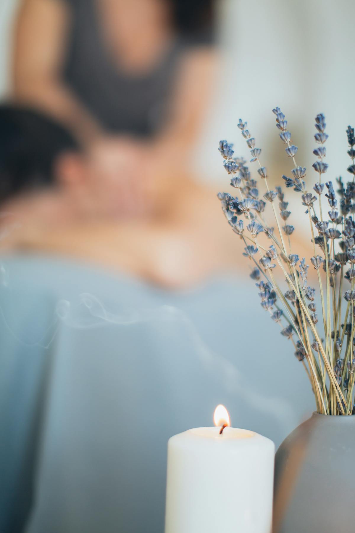 Détail d'une séance au cabinet, lavande sèche et bougie en avant-plan