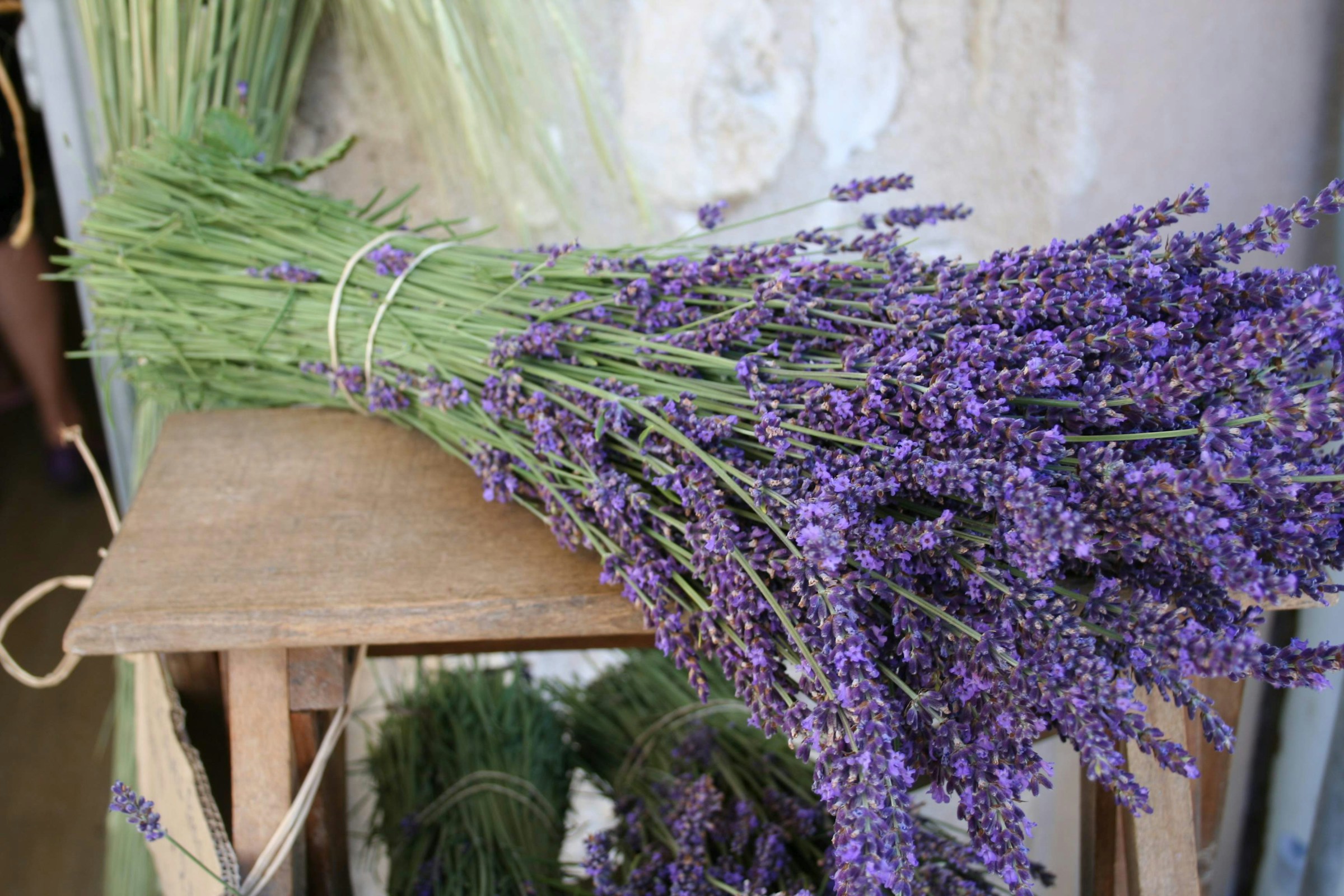 Bouquet de lavande posé sur un petit tabouret en bois, ambiance simple