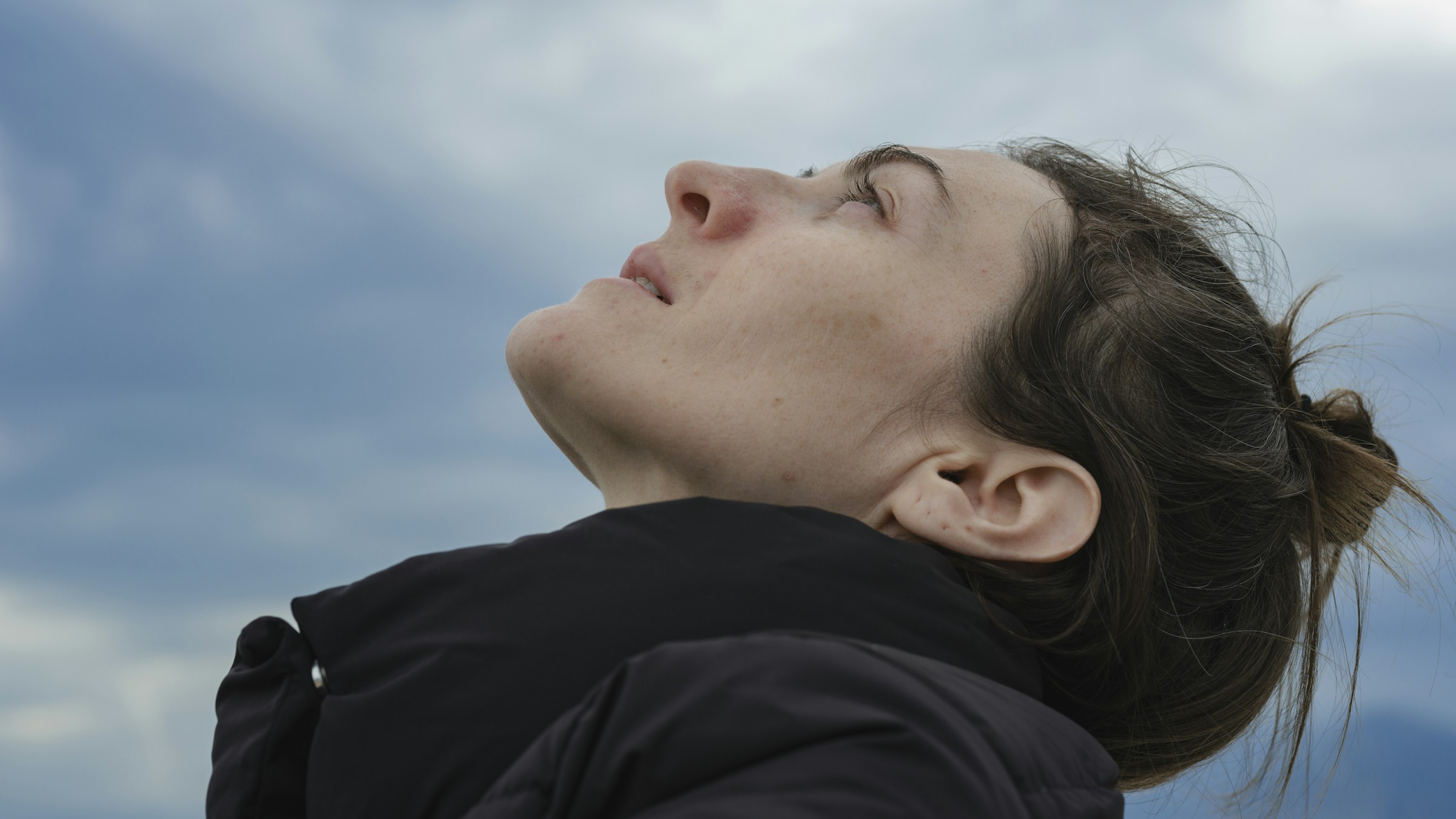 Visage levé vers la lumière, exercice de respiration