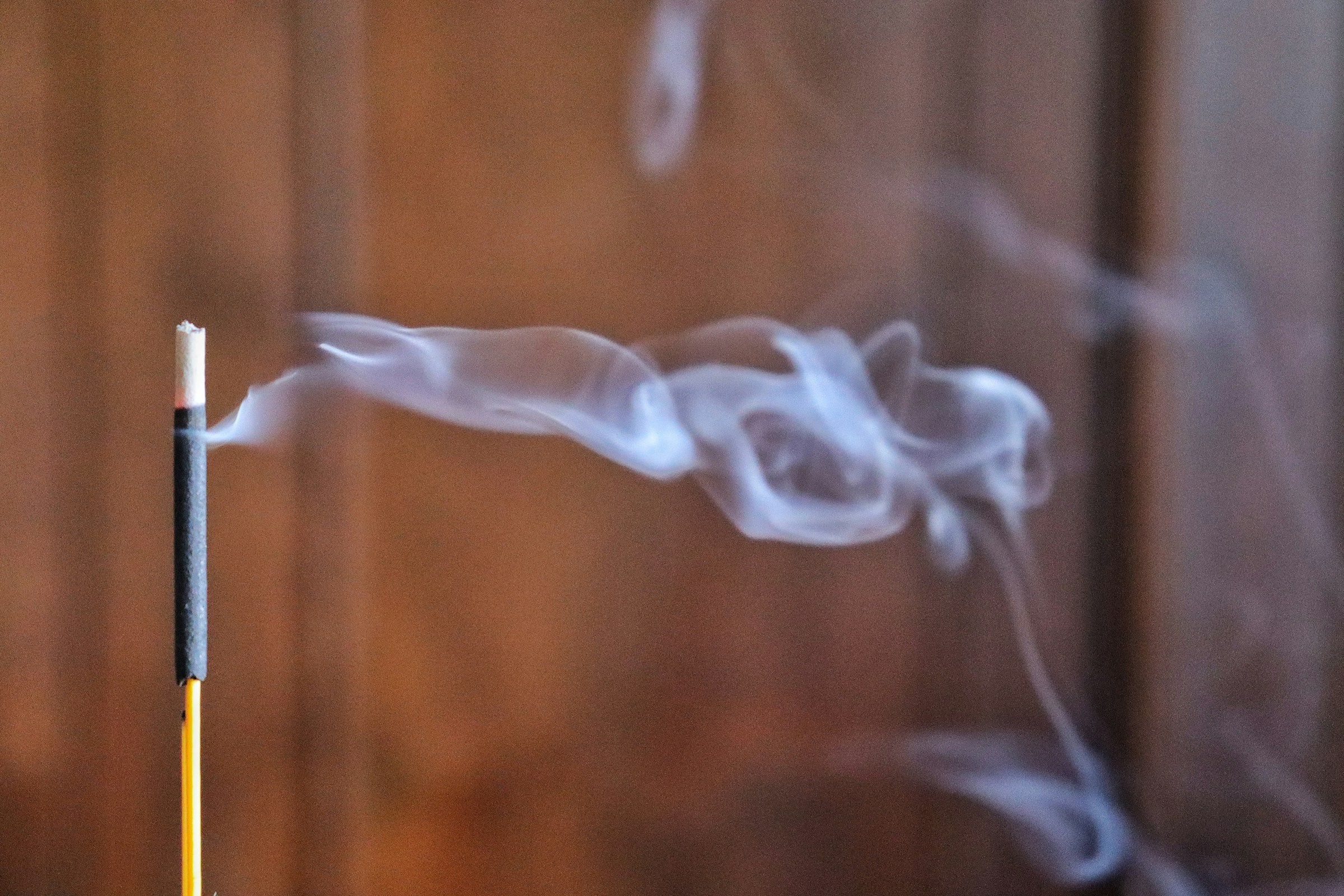 Bâton d'encens et fumée pour rituel